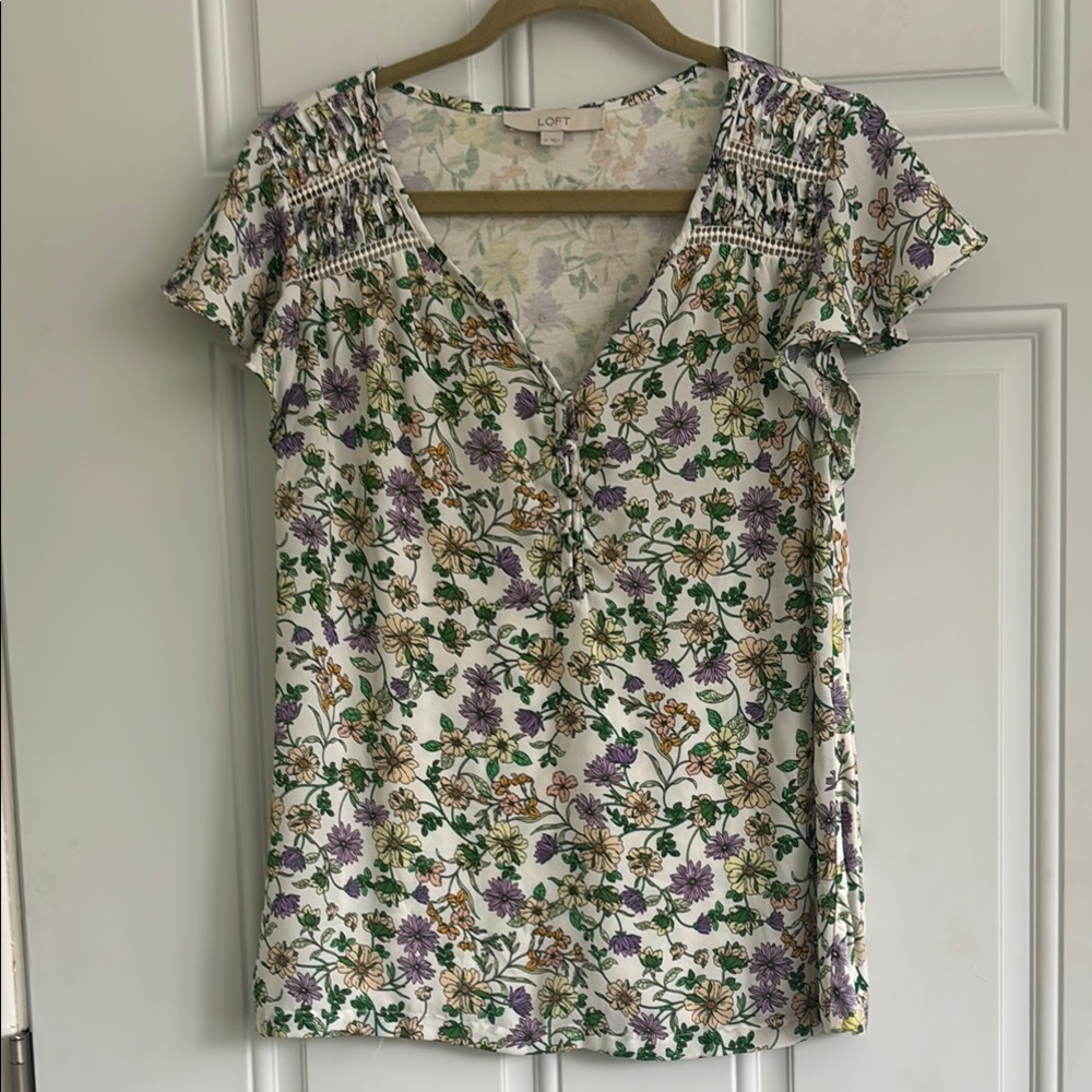 ❤️2/$15 or 3/$21❤️LOFT Floral Print Flutter Sleeve Smocked Top, Size Medium